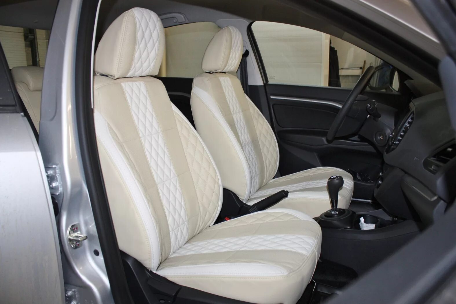Suzuki sx4 сиденья. Модельные чехлы. Пошив чехлов во владимире. Авточехлы. Чехлы на sx4 classic.