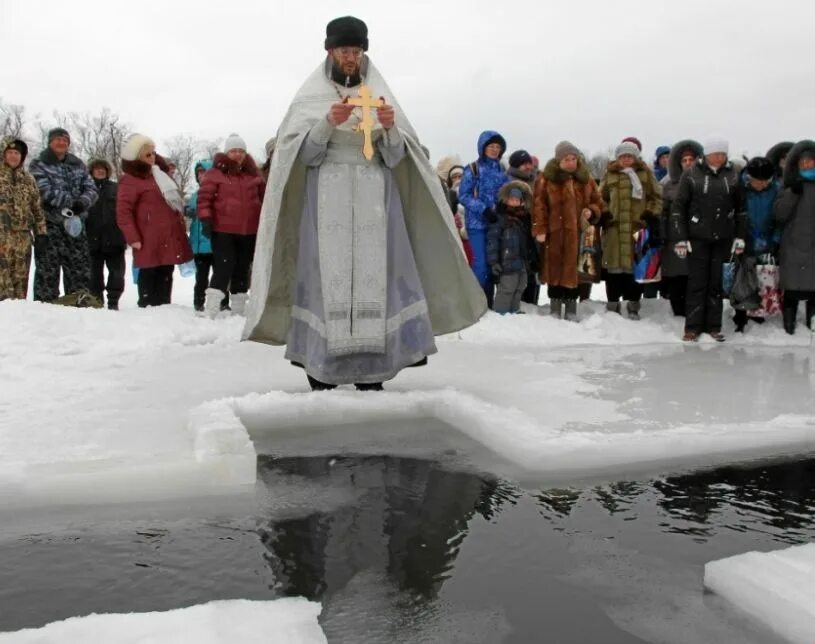 Крещение 2023. Купание в проруби на крещение 2021. Крещение в 2024 время. Путин на крещение окунулся в прорубь. Исторические праздник крещение.