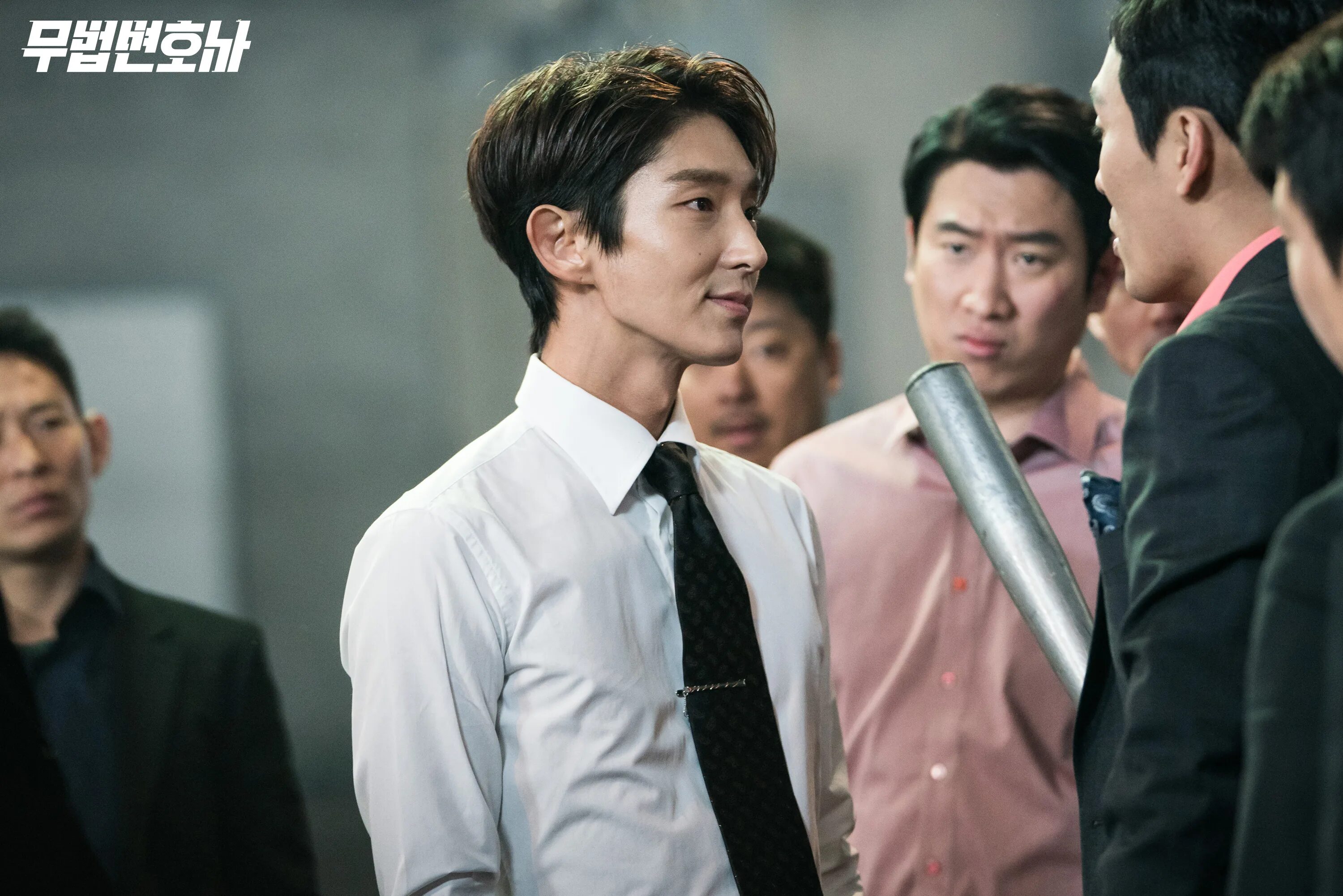 Ли джун ки беззаконный адвокат. Адвокат вне закона дорама. Беззаконный несколько неправда. Ли джун ги адвокат вне закона. Ли джун ги адвокат вне закона.