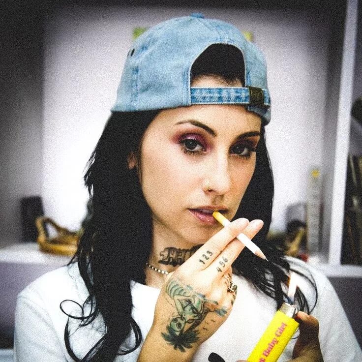 Kreayshawn 2021. Kreayshawn 2022. Kreayshawn black background. Kreayshawn. Kreayshawn фото.
