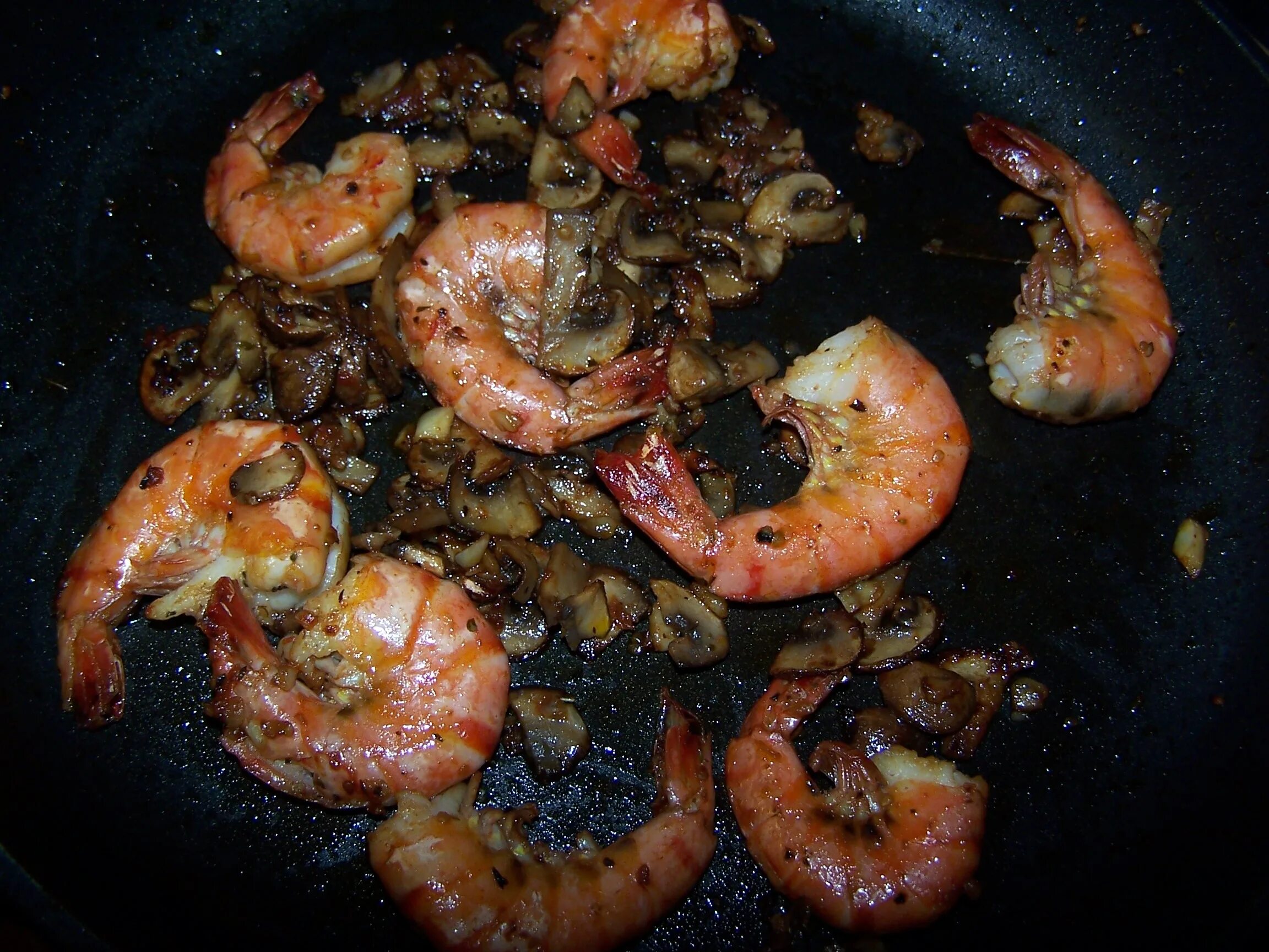 Рецепт креветок неочищенных на сковороде. Сковородка с морепродуктами. Жареные креветки на сковороде с чесноком. Креветки жареные на сковороде. Креветки жареные с чесноком.