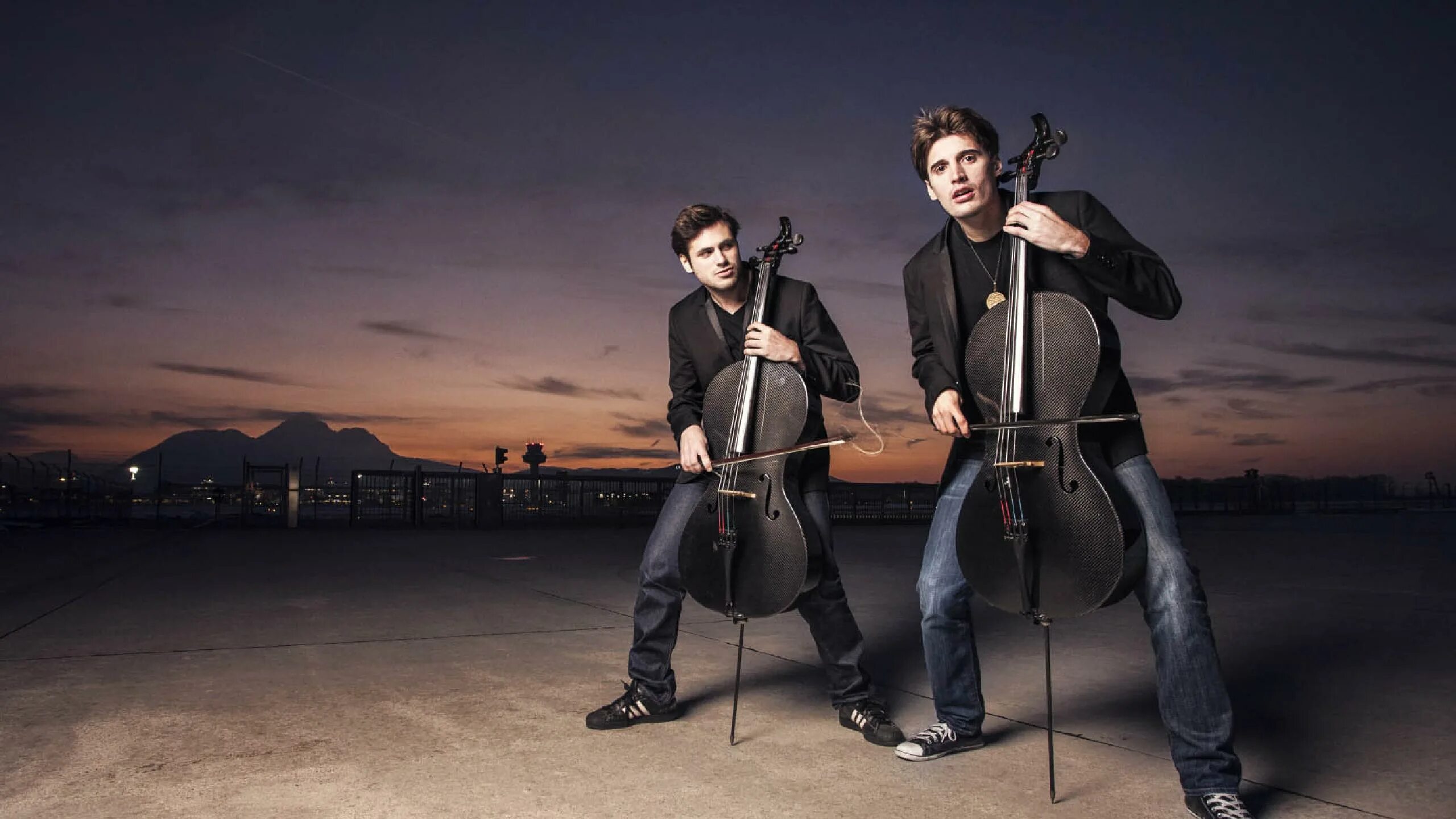 Дуэт поле. 2cellos. Группа 2cellos. Дуэт 2cellos. Дуэт виолончелистов 2cellos.