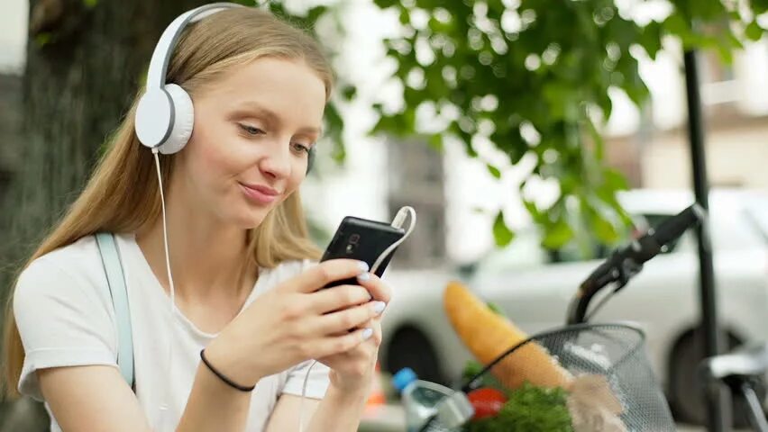 They listening to music now. Красивая девушка в наушниках. Девушка слушает плеер. Девушка читает и слушает музыку. Слушать плеер.