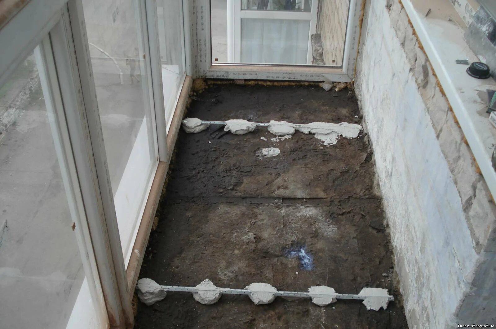 Стяжка пола на лоджии. Стяжка на лоджии под плитку. Арматурная стяжка балконной плиты. Стяжка пола на балконе. Бетонный пол на балконе.