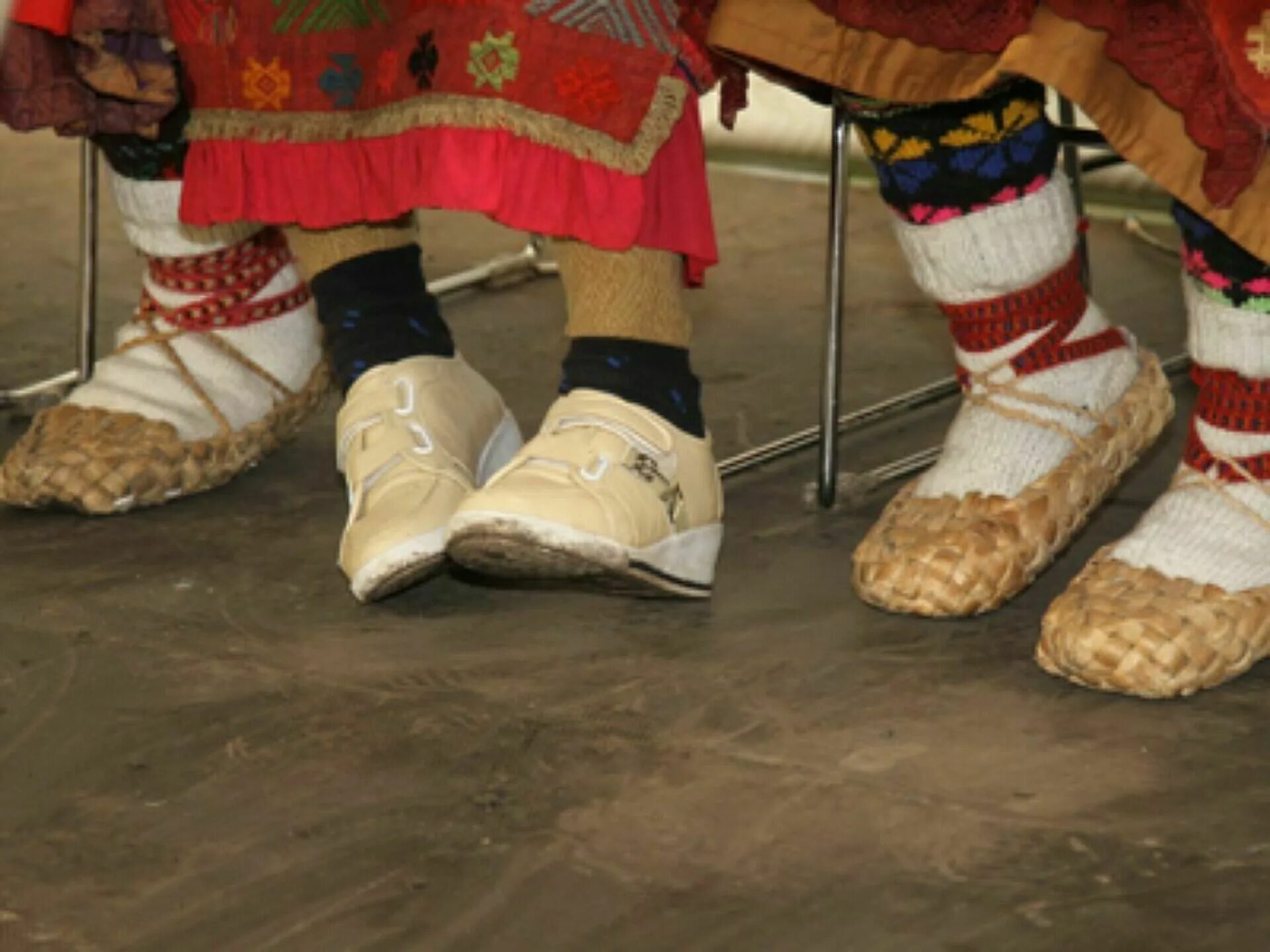 Онучи это в древней Руси. Онучи и лапти. Обувь древней Руси онучи. Лапти на ногах.