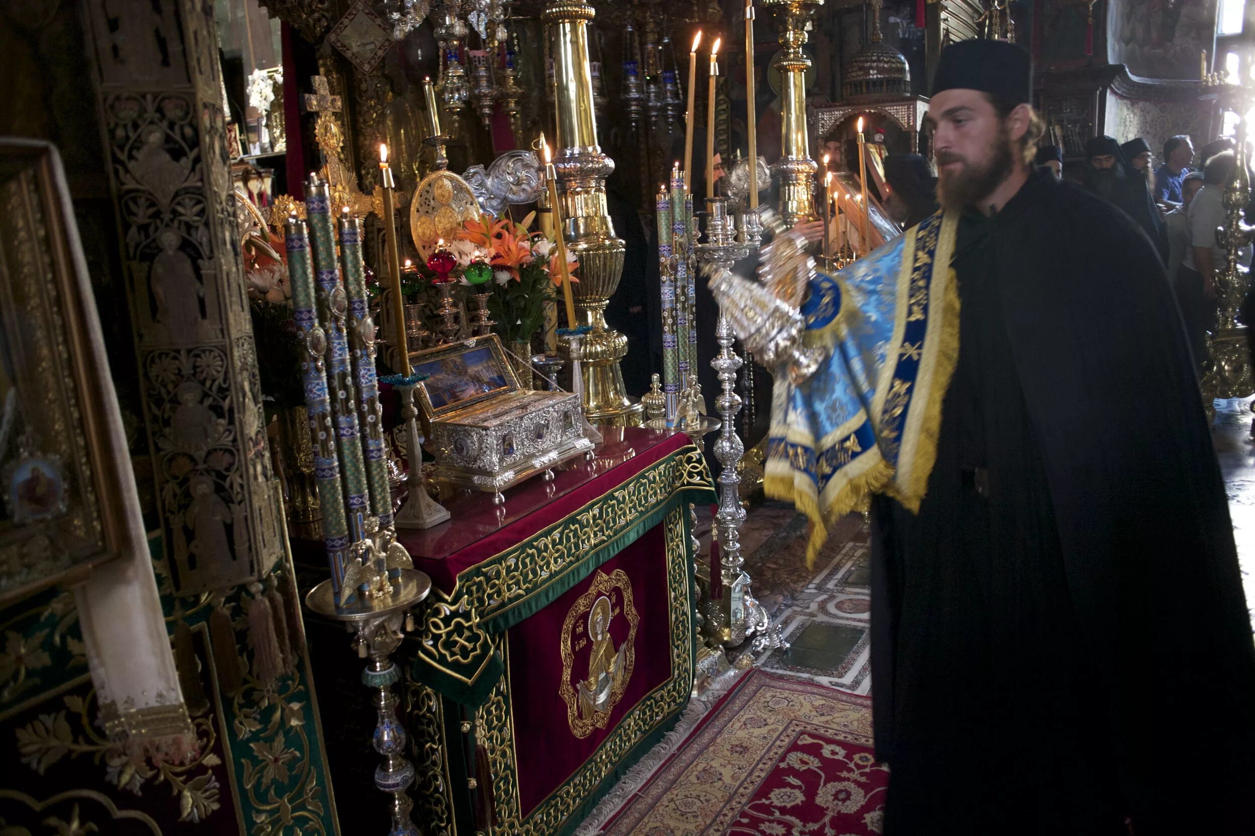 ковчег с поясом пресвятой богородицы. пояс пресвятой богородицы ватопедский монастырь. частица пояса богородицы в храме пророка илии в москве. пояс пресвятой богородицы (афон, греция). монастырь греция афон пояс богородицы.