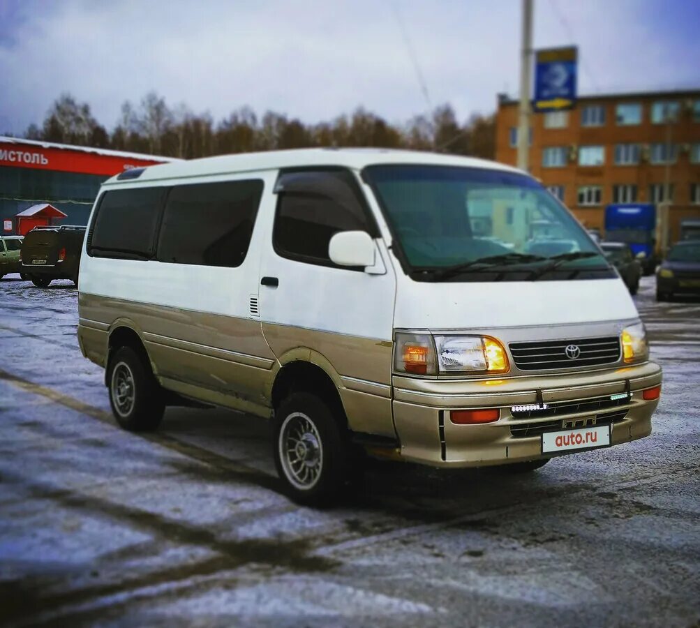 Автомобиль тойота хайс
