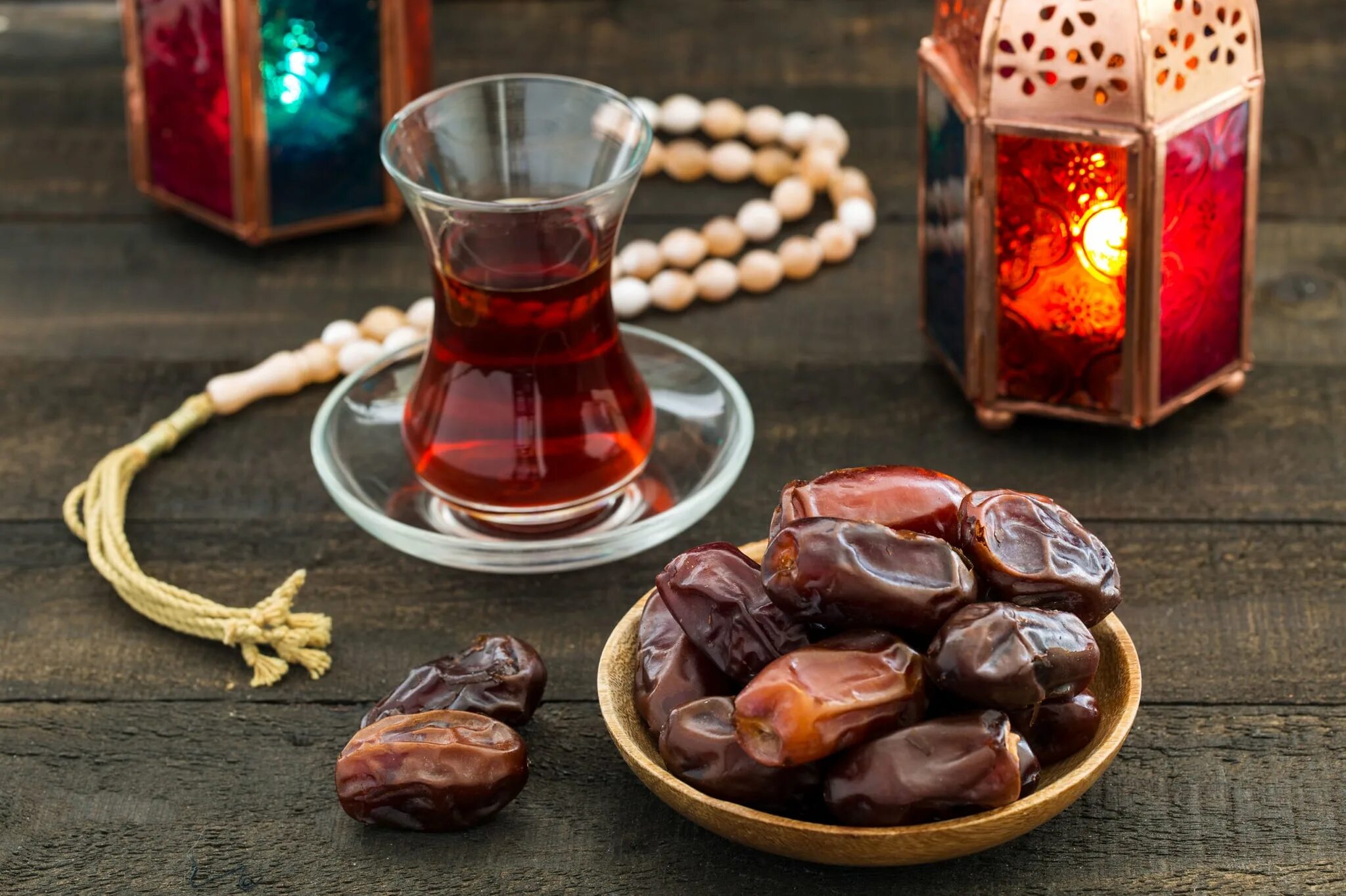 Сахур это. Ramadan Kareem финики. Рамадан ифтар финики. Финики и вода ифтар. Хурма финиковая ифтар.