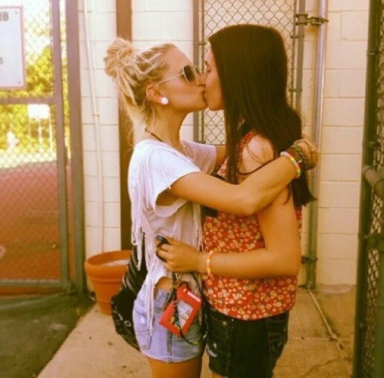 Lesbian studios. Поцелуй девушек. Две девушки любовь. Красивый поцелуй девушек. Девушки целуются.