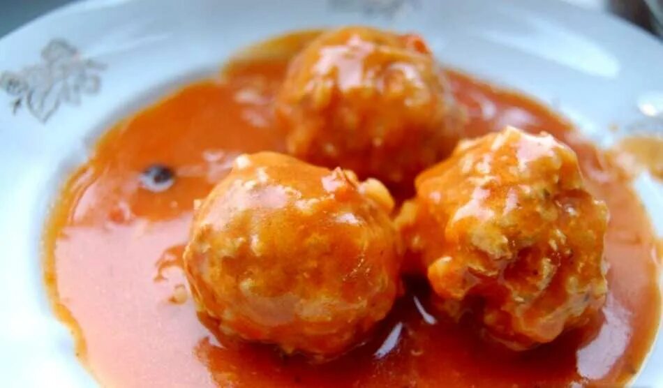 Тефтели с соусом как в садике. Тефтели из детства. Пюре с тефтелями и подливкой. Тефтели как в садике. Тефтели в детском саду.