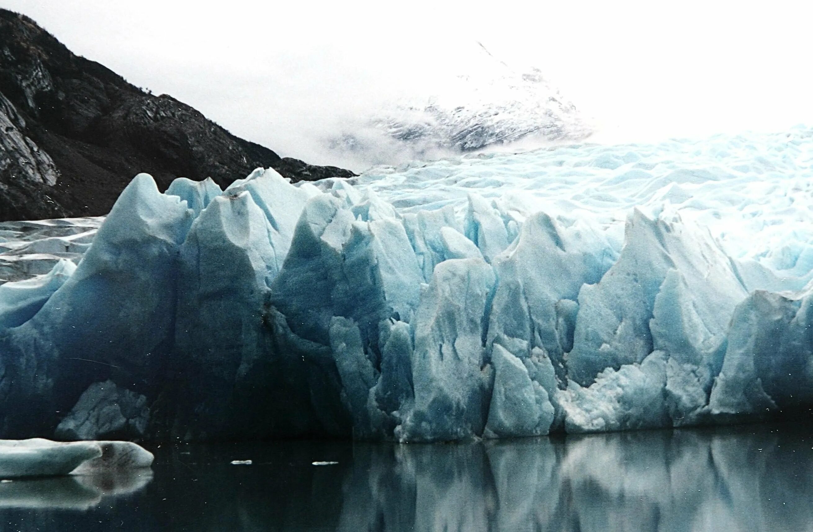 Ледник академии наук. Айсберги в Патагонии. Северный полюс айсберги. Северный полюс таяние ледников. Арктические Фьорд.