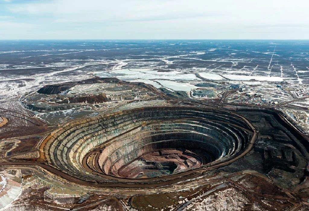 Чукикамата месторождение меди. Кма курская магнитная аномалия. Добыча лития в чили. Алмазная шахта «мир», якутия. Открыто крупнейшее месторождение.