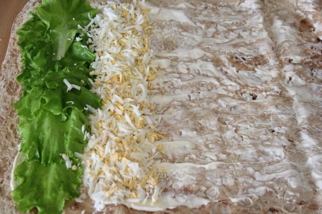 Рулет из листа салата. Лаваш с крабовыми палочками и яйцом и огурцом. рулет из лаваша с крабовыми палочками. рулет из лаваша начинки с крабовыми палочками. рулетики из лаваша с крабовыми палочками.