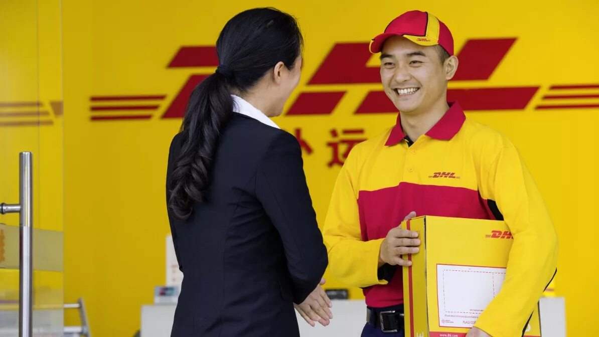 DHL. Курьер DHL. Работник DHL. Фирменная одежда DHL. Helion dhl 6