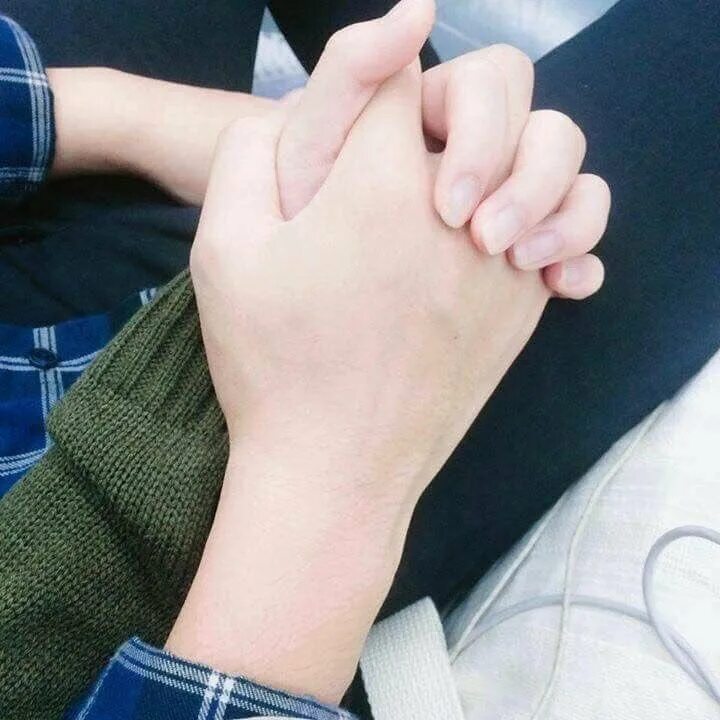 Мальчик руки дом. Ребенок открывает дверь. Я в домике жест. Мальчиковые ладони. Стройка.