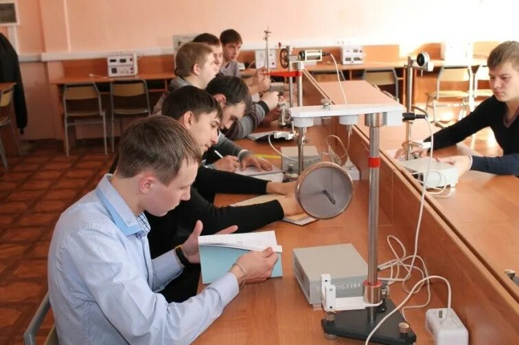 В каком классе изучают физику в школе. Урок физики. лабораторные занятия в вузе. цифровые лаборатории по физике для школы. физика в школе.