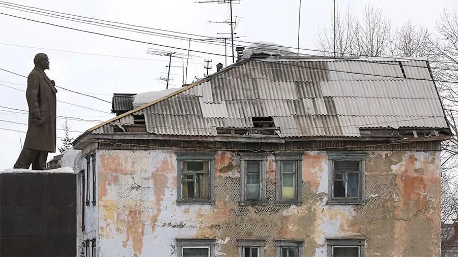 Дом признали. Ветхое жилье в россии. ветхое и аварийное жилье. аварийный дом. дом в аварийном состоянии.