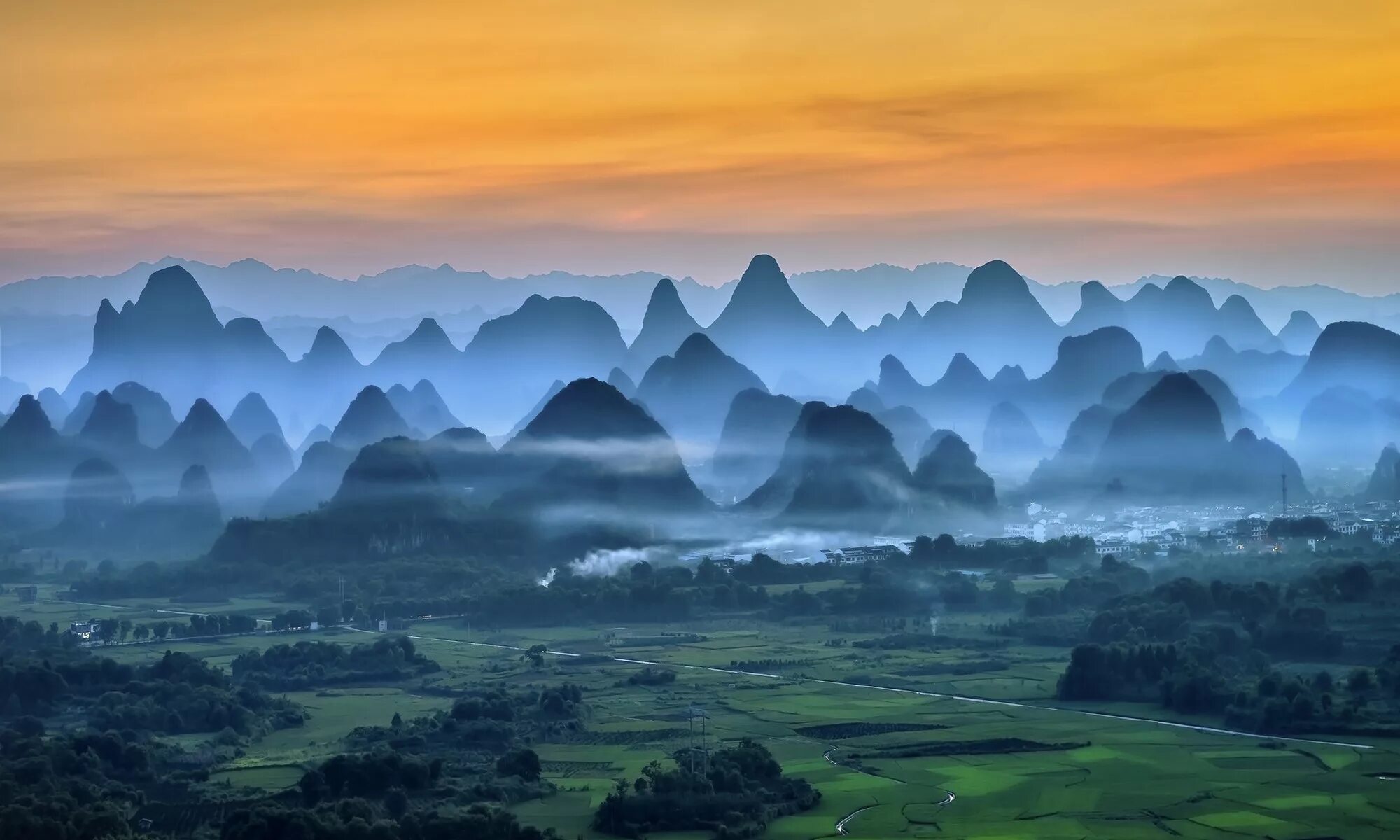 Восточные холмы. Китай Долина холмов. Гуйлинь Китай в тумане. Нагорье Юньнань Вьетнам. Южная Корея ландшафт горы.