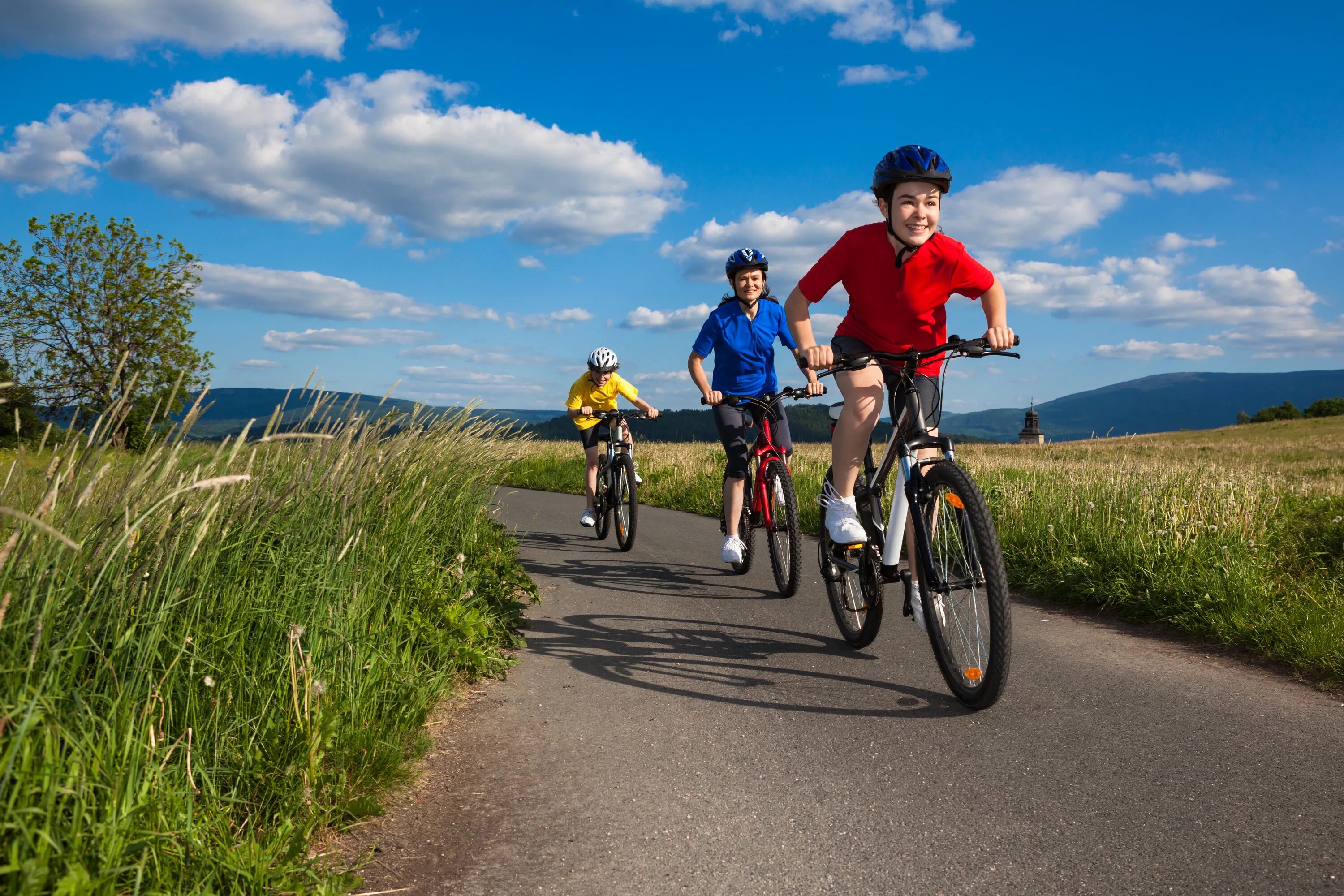 Катание на велосипеде. Дети катаются на велосипеде. Велосипед школьник. Катаца на велосипеде.