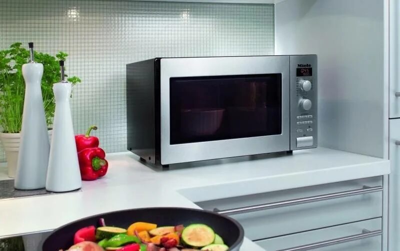 Microwave oven interior lg. Микроволновая печь microwave oven. Как выбрать микроволновку советы профессионалов. Микроволновая печь с продуктами. Выбор микроволновки.
