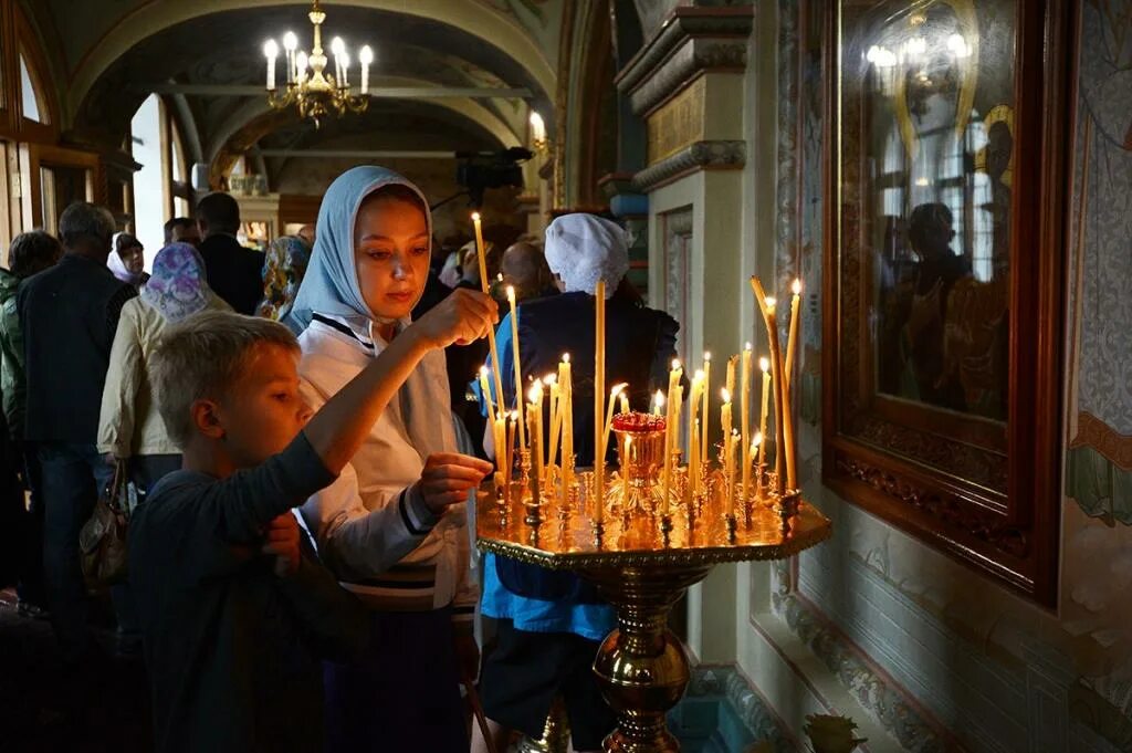 Можно ли молиться перед иконой. Православный храм. Люди в храме. Люди молятся в церкви. Православные прихожане.