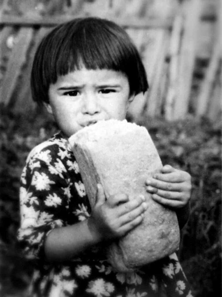 Человек идет за хлебом. Детство. Советские дети с хлебом. Фотографии из детства. Хлеб детства.