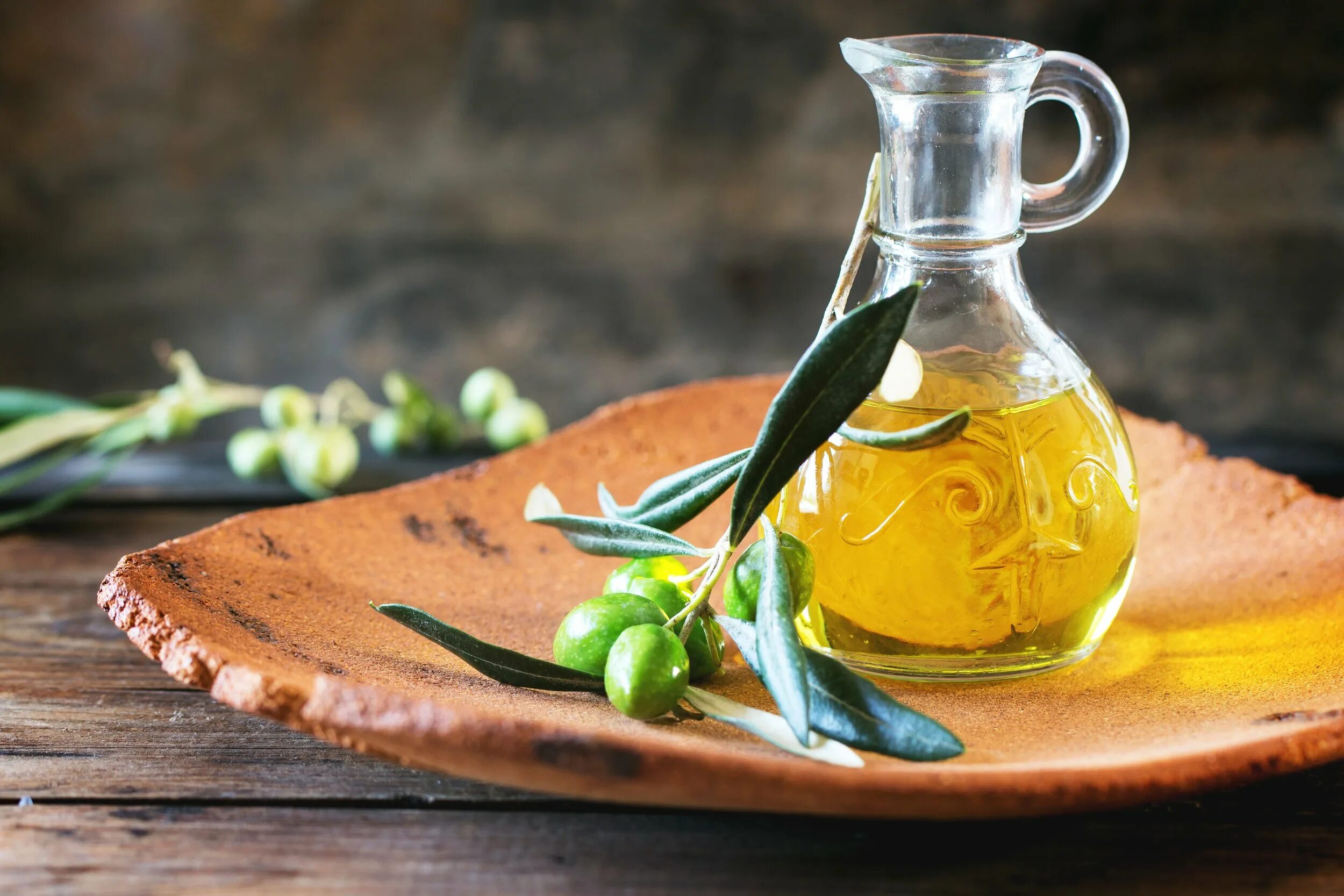 Как можно использовать оливковое масло. Олив ойл масло оливковое. olive oil масло оливковое. alevkovoy maslo. кувшин для масла.