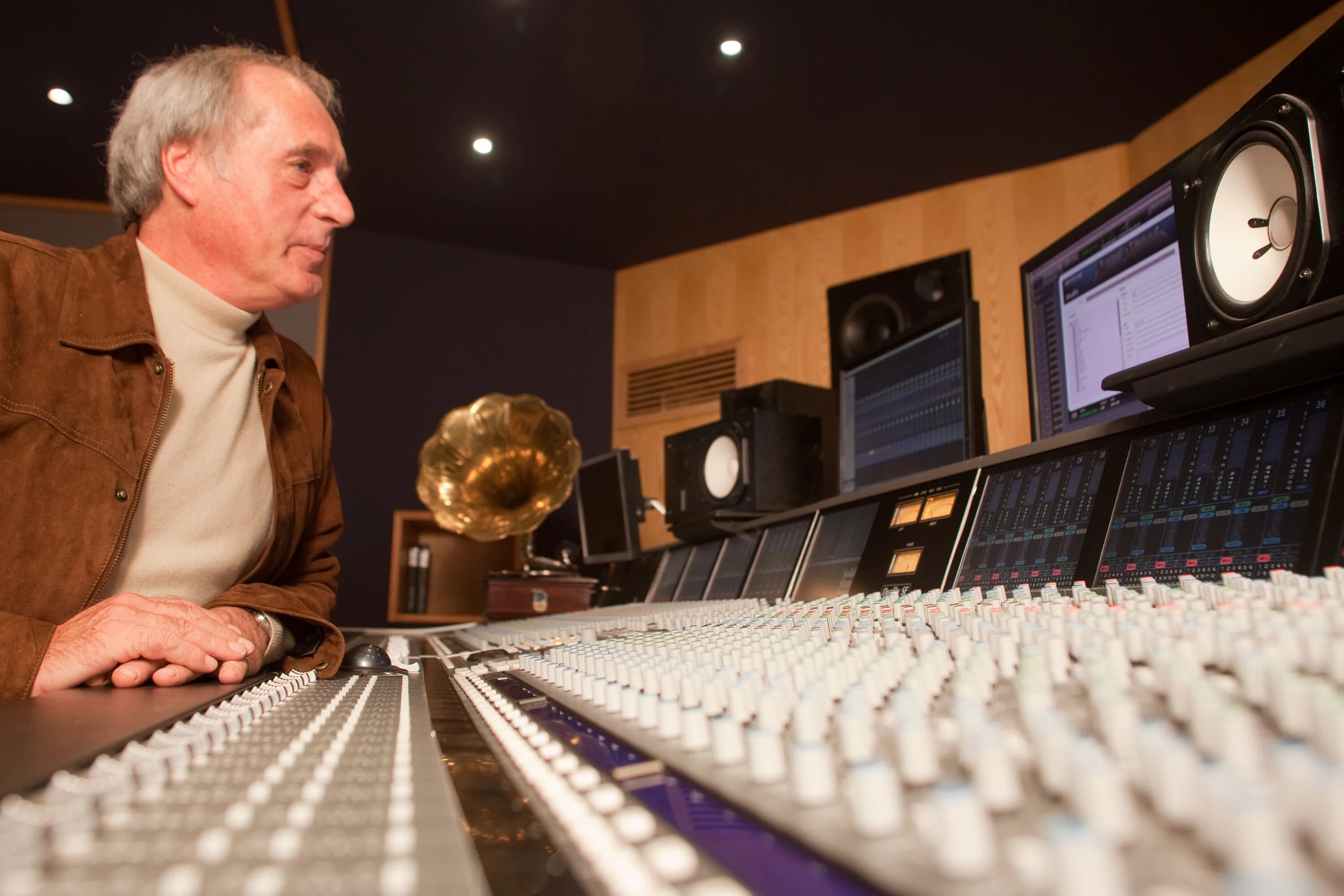 Recording producer. Музыкальные продюсеры сша. record producer. aarne музыкальный продюсер. музыкальный продюсер джон дуглас.