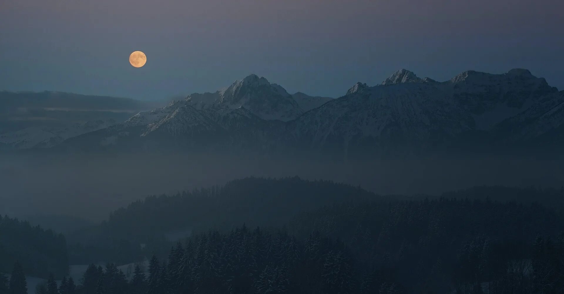 Луна вдали. Горы ночью. Вечер в горах. Горы в тумане. Ночь Луна горы.