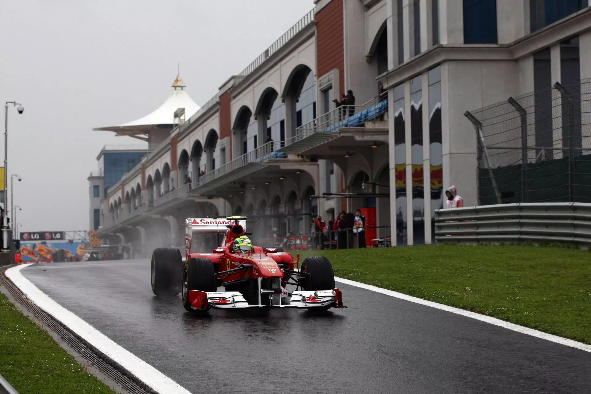 Картинки формула 1. Феррари ф1. Формула 1 Феррари. Ferrari f1 2011. Гоночная трасса Истанбул парк формула 1.