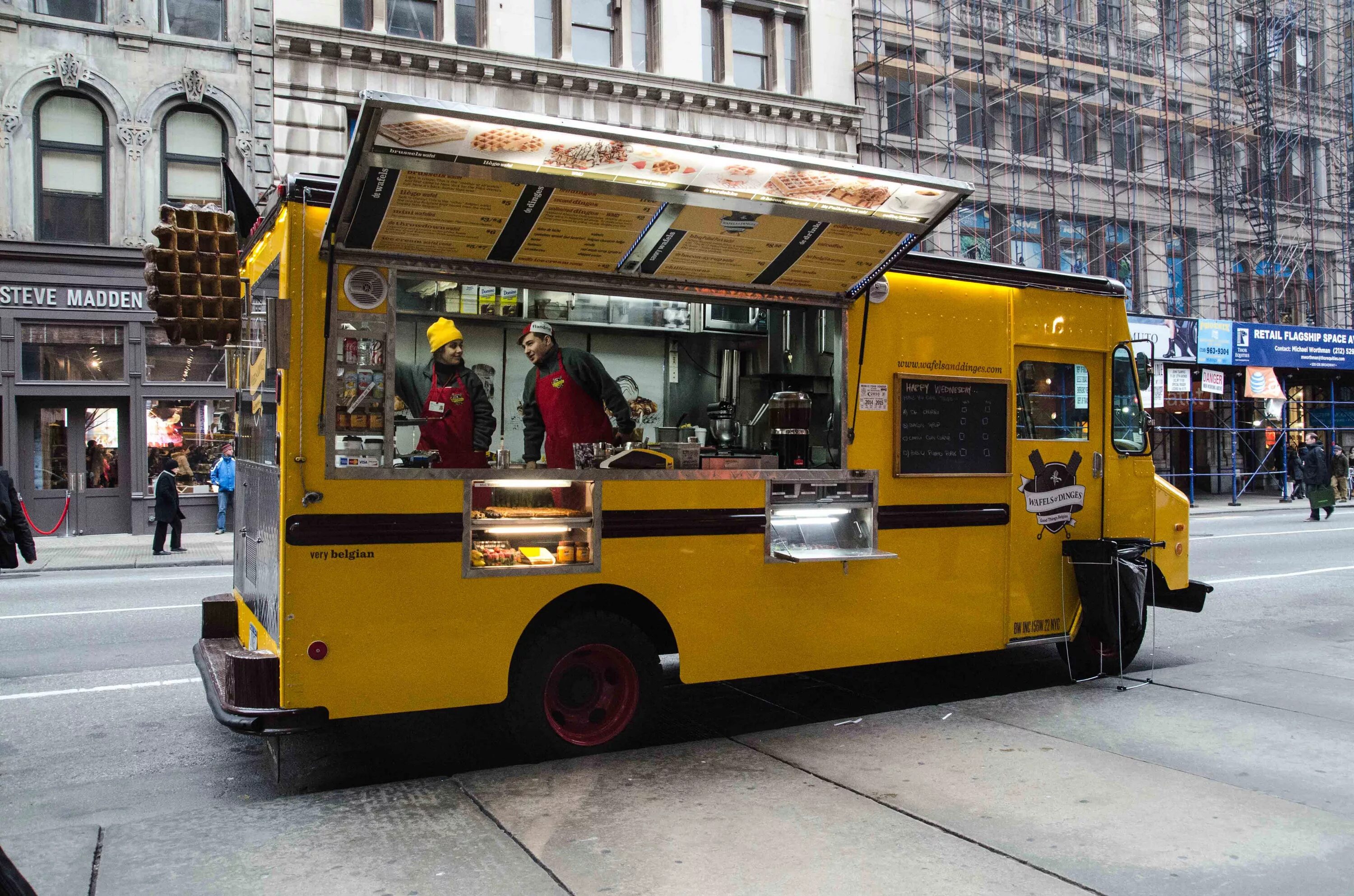 Фуд машина. Фудтрак food Truck. Передвижная закусочная на колесах. Фургон фаст фуд на колесах. Передвижной фаст фуд на колесах.