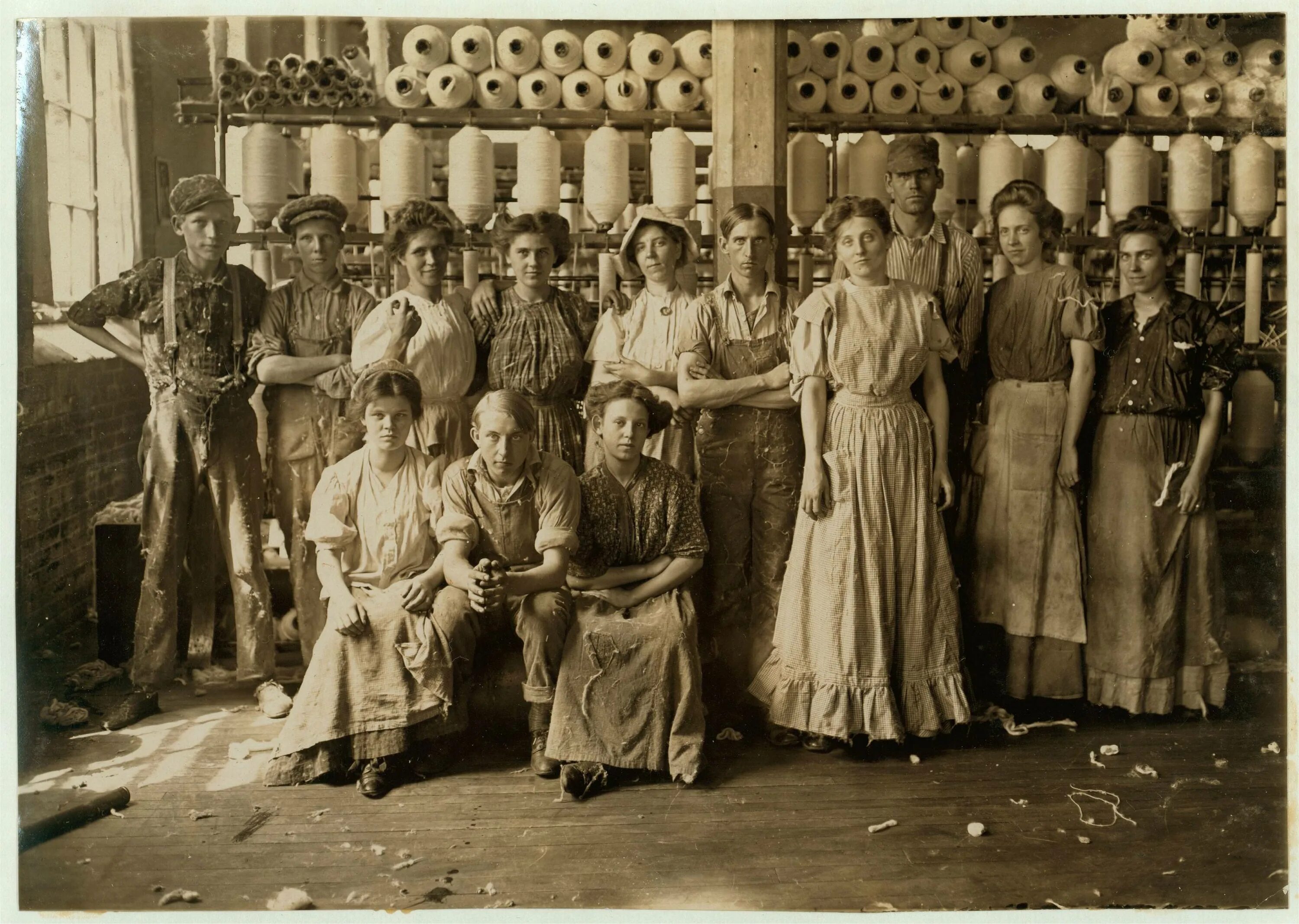 Как жил рабочий класс. Работницы на ткацкой фабрике 19 век Англия. Фабрика в начале 20 века в США. Ткацкая фабрика Великобритании 20 век. Работницы фабрик начала 20 века.