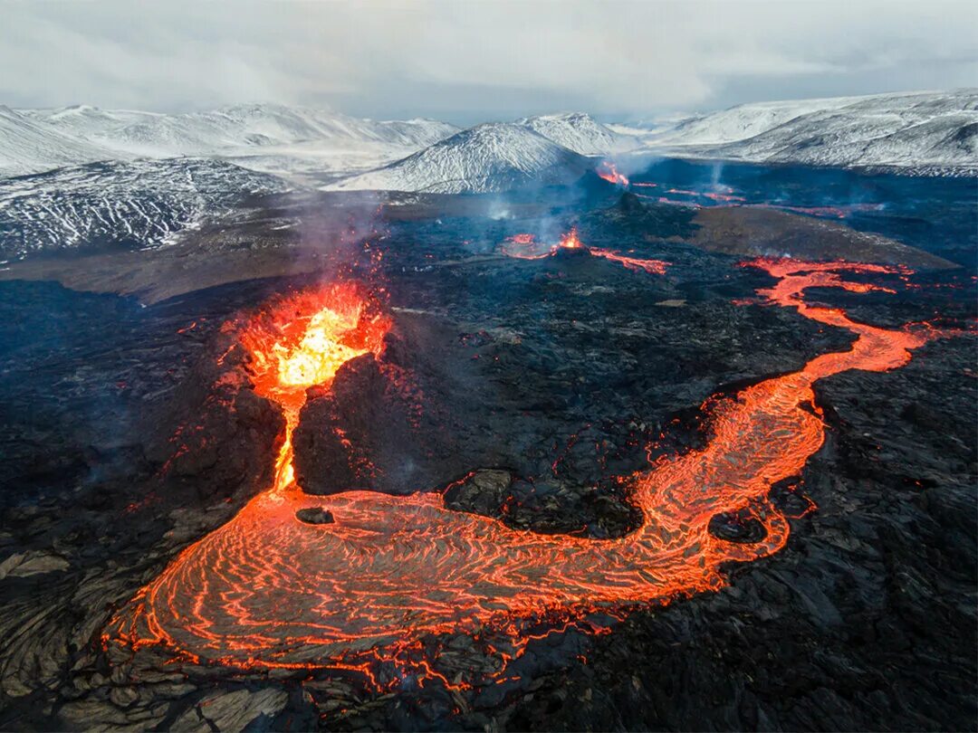 Самый большой вулкан над морем. Вулкан в испании. fagradalsfjall volcano. извержение вулкана этна. самый большой супервулкан в мире.