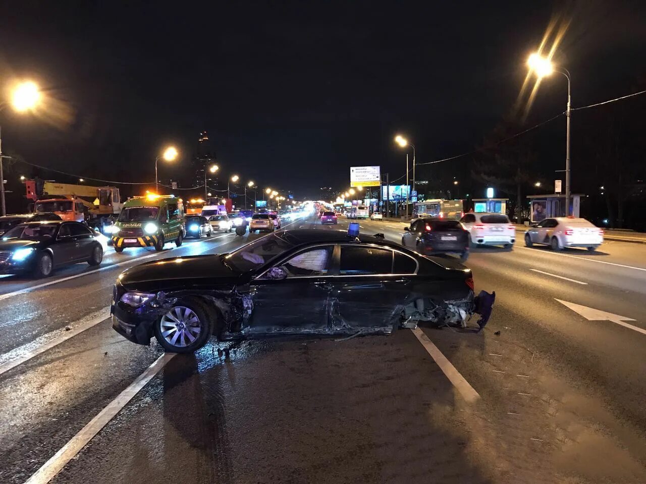 Какая машина попадает в аварию. ДТП В Москве на Кутузовском проспекте. Оверчук ДТП на Кутузовском проспекте. Авария на Кутузовском проспекте 20.11.2021. BMW авария Кутузовский проспект.