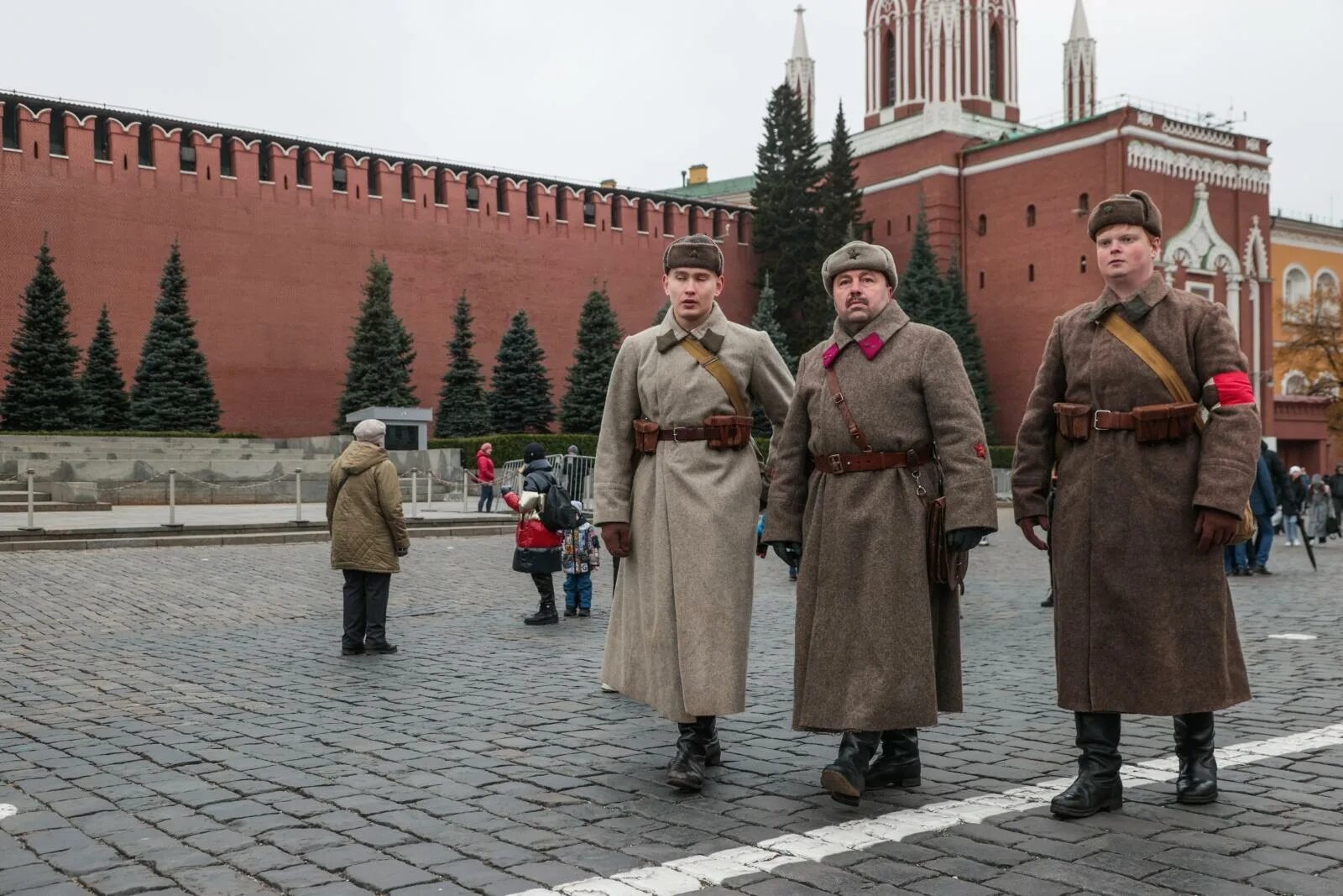 Где проходил парад в 1941 году. Парад советских войск на красной площади в Москве 7 ноября 1941 года. Москва красная площадь фото. Парад на красной площади 7 ноября 1941 года. Юбилей парада на красной площади 1941.