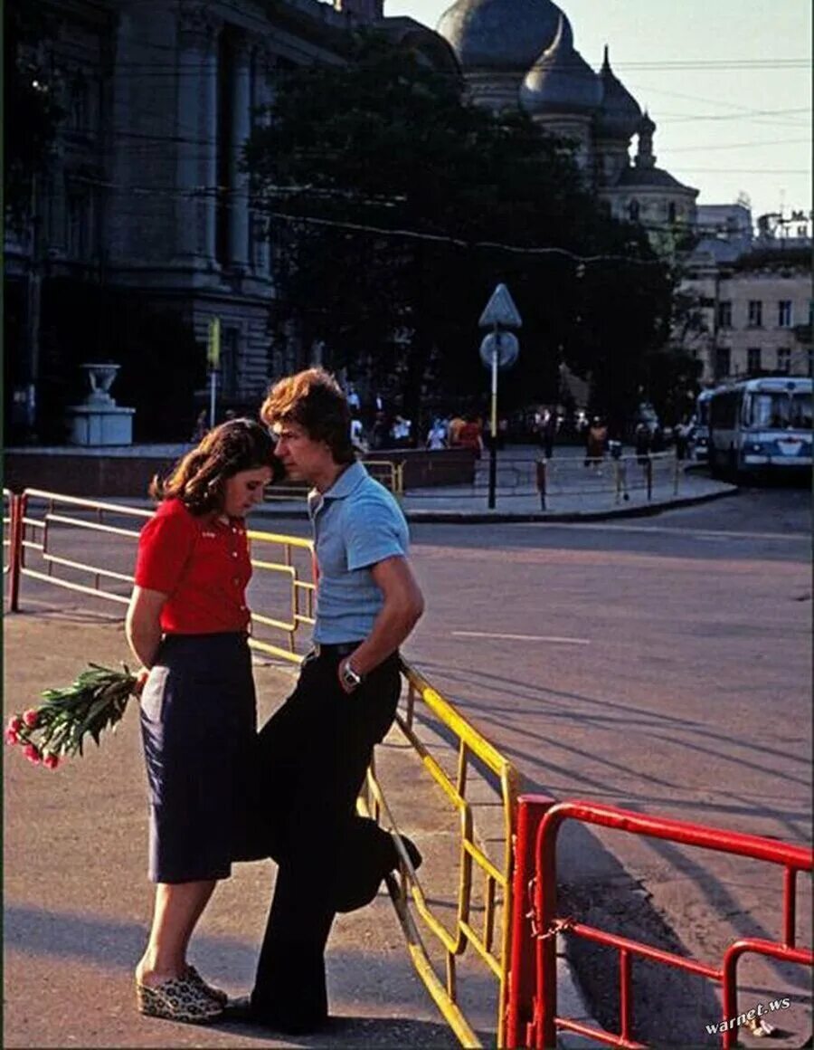 Отношения людей в ссср. Любовь в 70- е годы. Советские девушки. Влюбленные пары СССР. Советские юноши и девушки.