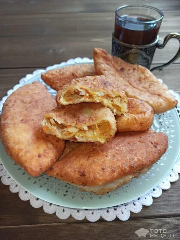 пирожки с творогом из дрожжевого теста жареные. жареные пирожки на творожном тесте рецепт. пирожки с творогом жареные на сковороде как сделать начинку. жареные пирожки на творожном тесте рецепт. пекарня пирожки жареные.