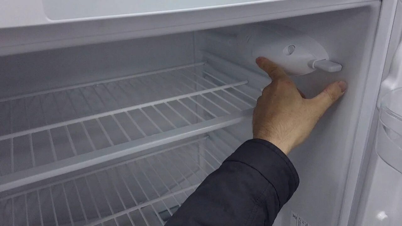 Морозильная камера Атлант ноу Фрост. Холодильник Индезит двухкамерный кнопка разморозки. Холодильник Стинол морозильная камера кнопка. Холодильник-морозильник Бико неофост. Холодильник включается и сразу выключается причина