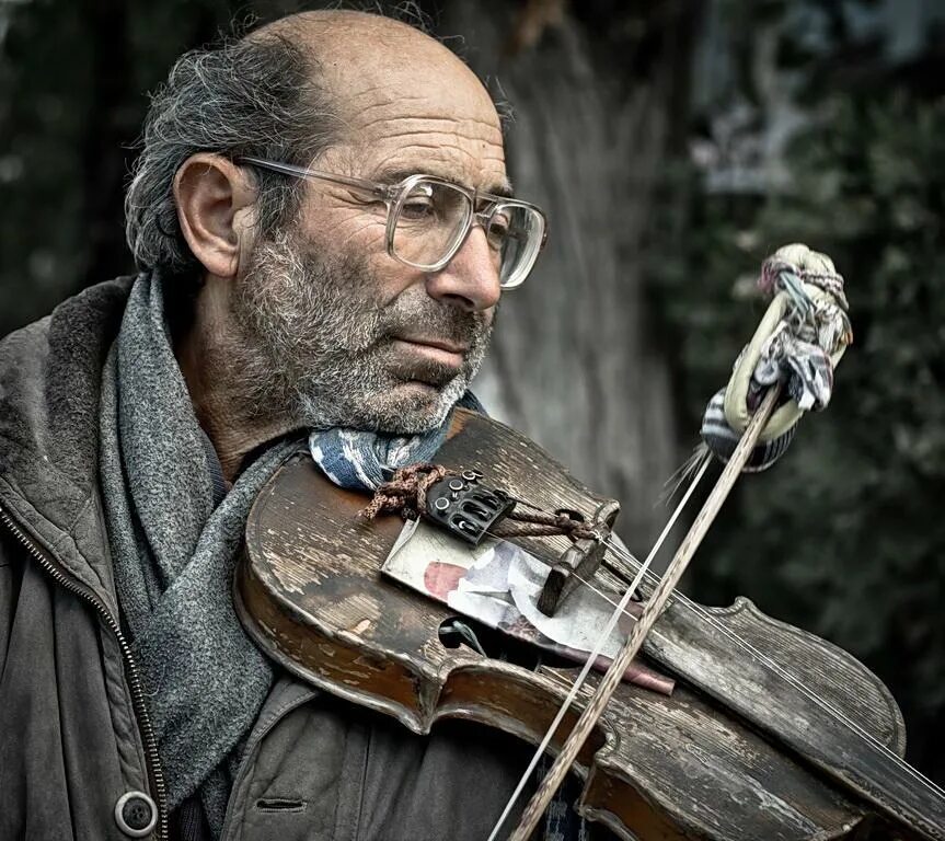 Уличный скрипач. Старик скрипач. Старая скрипка. Стариков скрипка