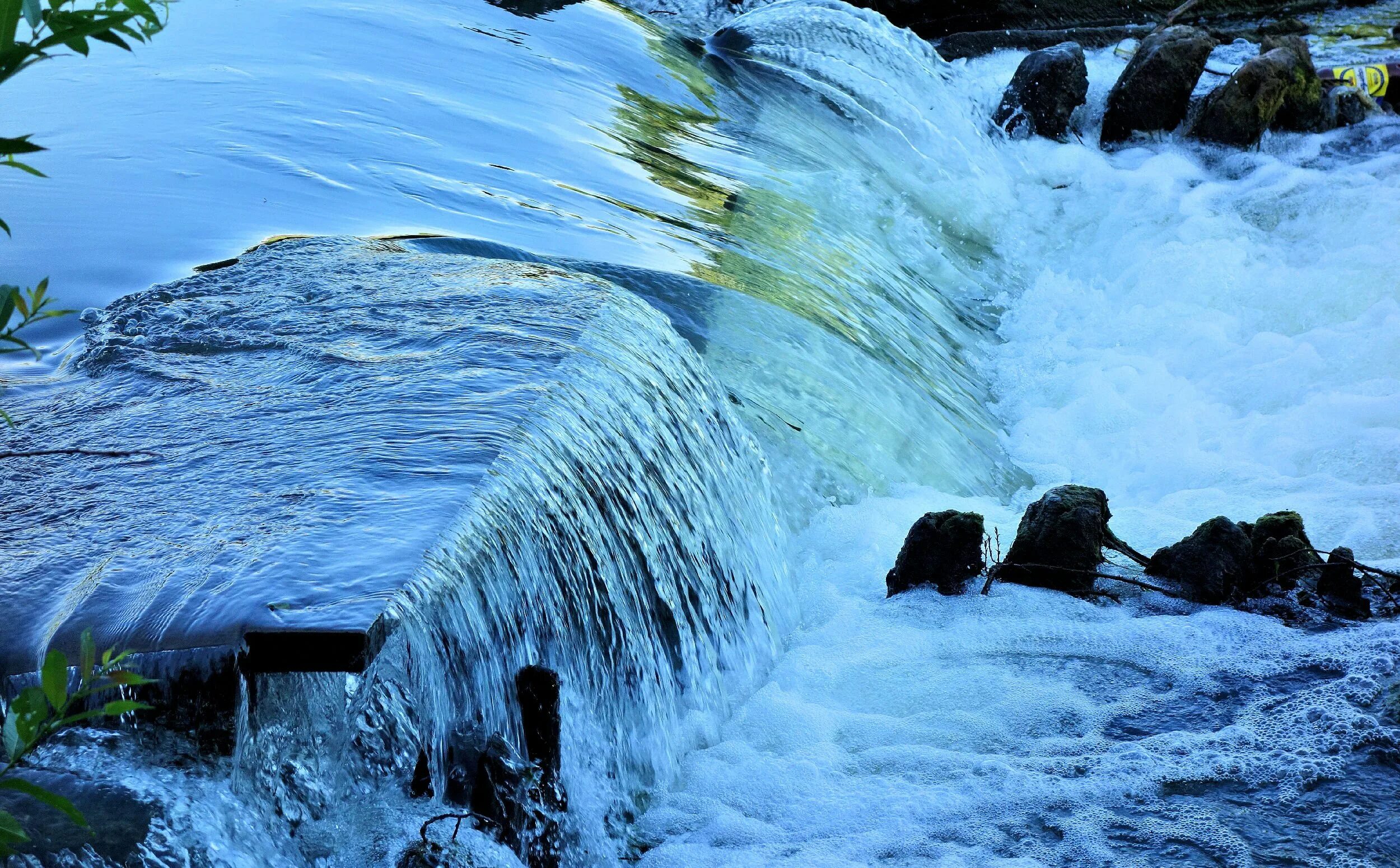 Водопад солнце. Поток воды. Вода бежит ручьями. Лето водопад. Поток воды часть