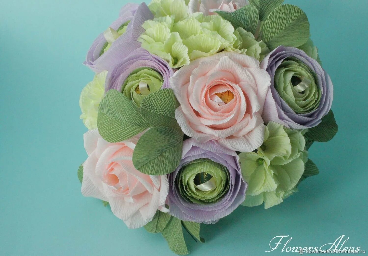композиции из гофрированных цветов. букеты из гофробумаги с конфетами. букеты цветов из гофрированной. розы из гафрированнойбумаги. композиция цветов из гофрированной бумаги.