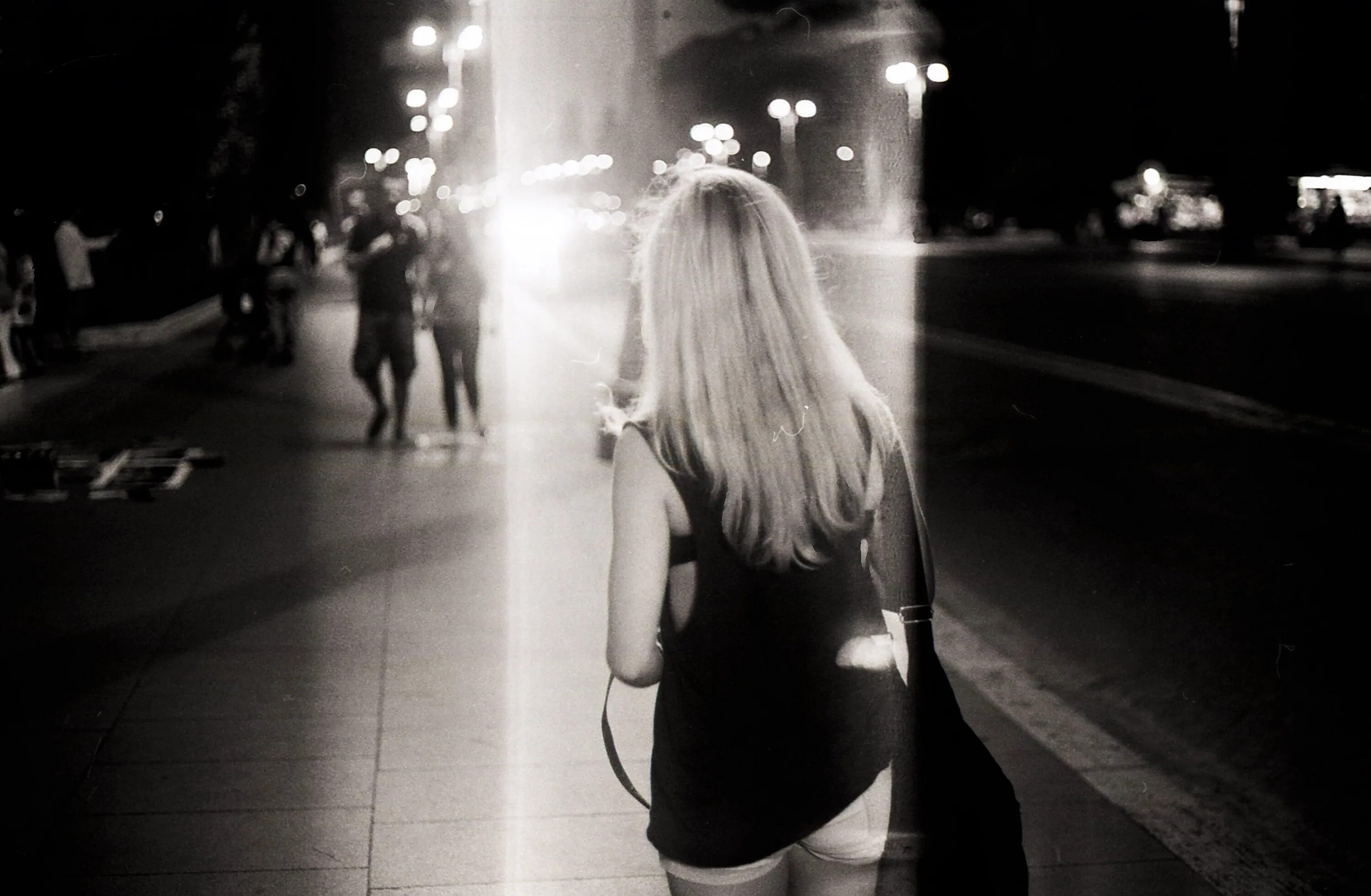 Блондинка ночью со спины. Девушка блондинка ночью. Девушка блондинка ночью. Блондинка портрет. Девушка блондинка ночью.