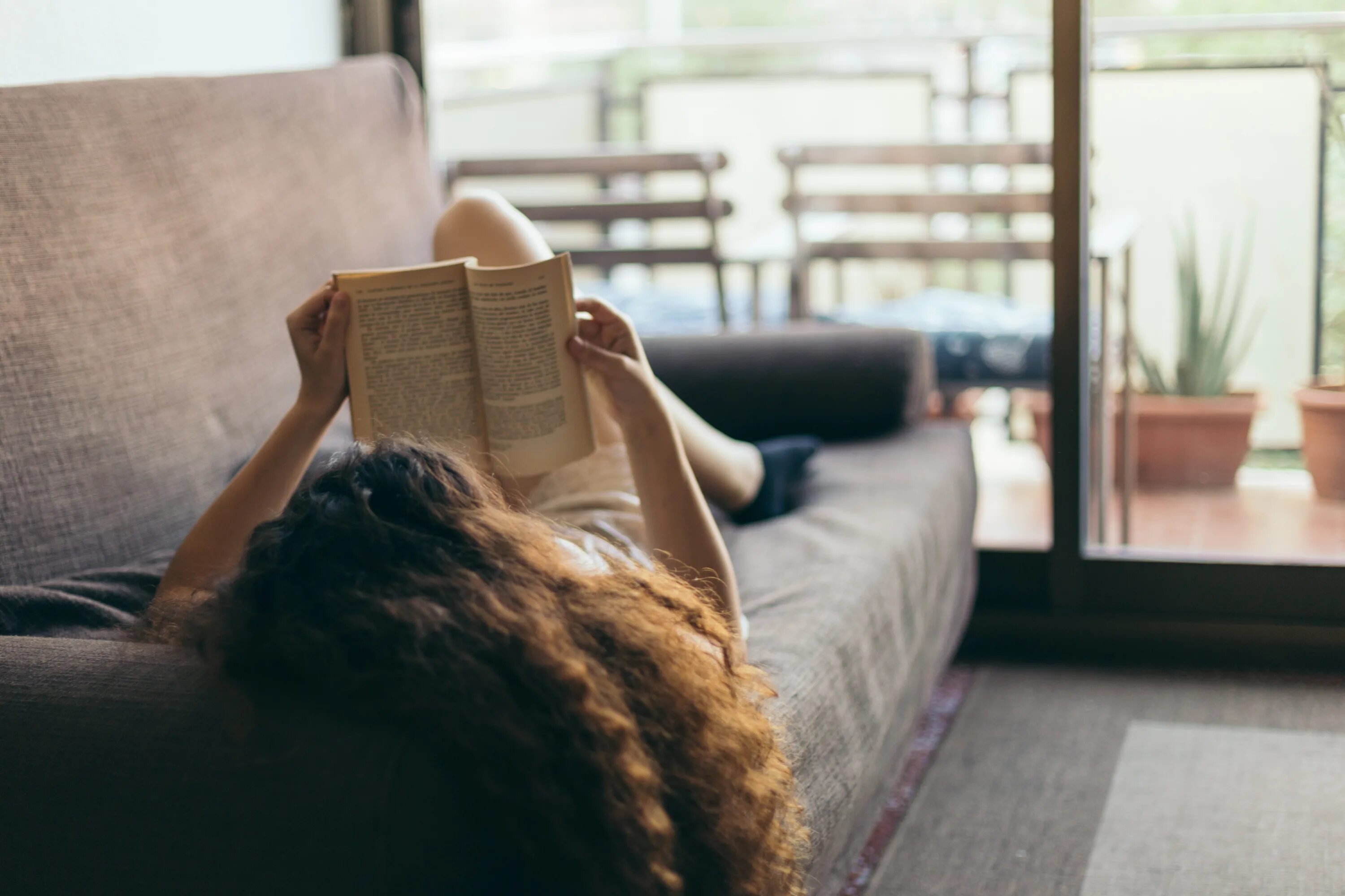 В комнате было читать книгу