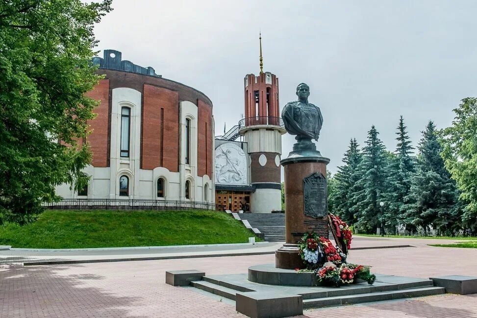 Жукову в санкт-петербурге. Памятник маршалу г к жукову новокузнецк. Памятник маршалу г к жукову новокузнецк. Маршал города. Маршал конев памятник.