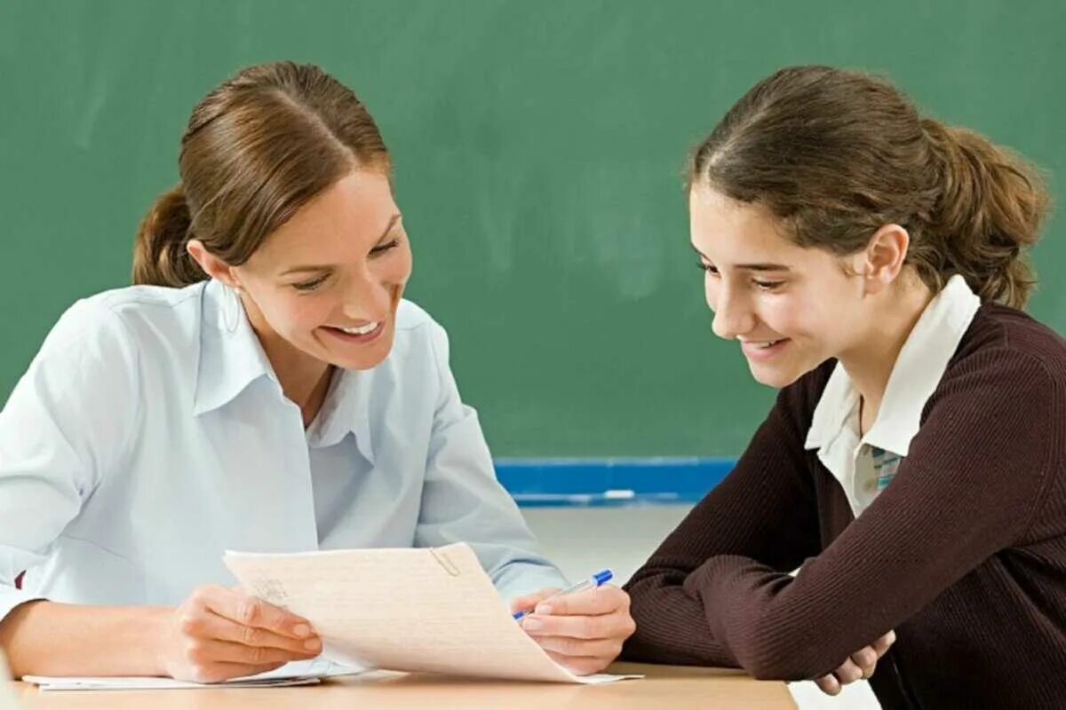 Ученица занимается учителем. Учитель и ученики в классе. Учитель и ученица. Учитель беседует с детьми. Учитель и ученик.