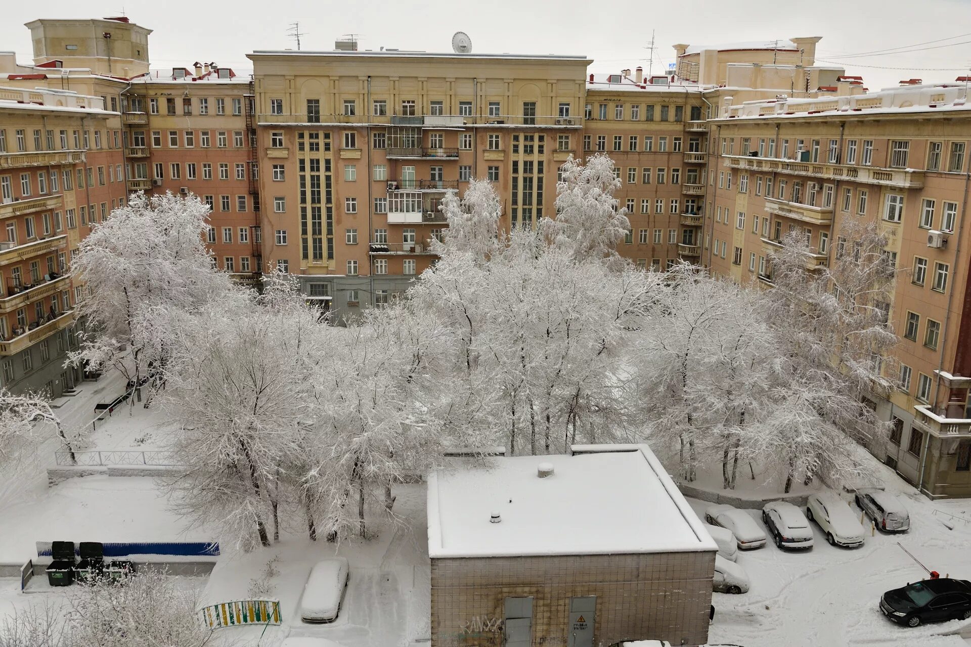 Зимой купить в новосибирске. Зимний Новосибирск. Зимний город из окна. Зимнее утро в Новосибирске. Вид из окна зимой.