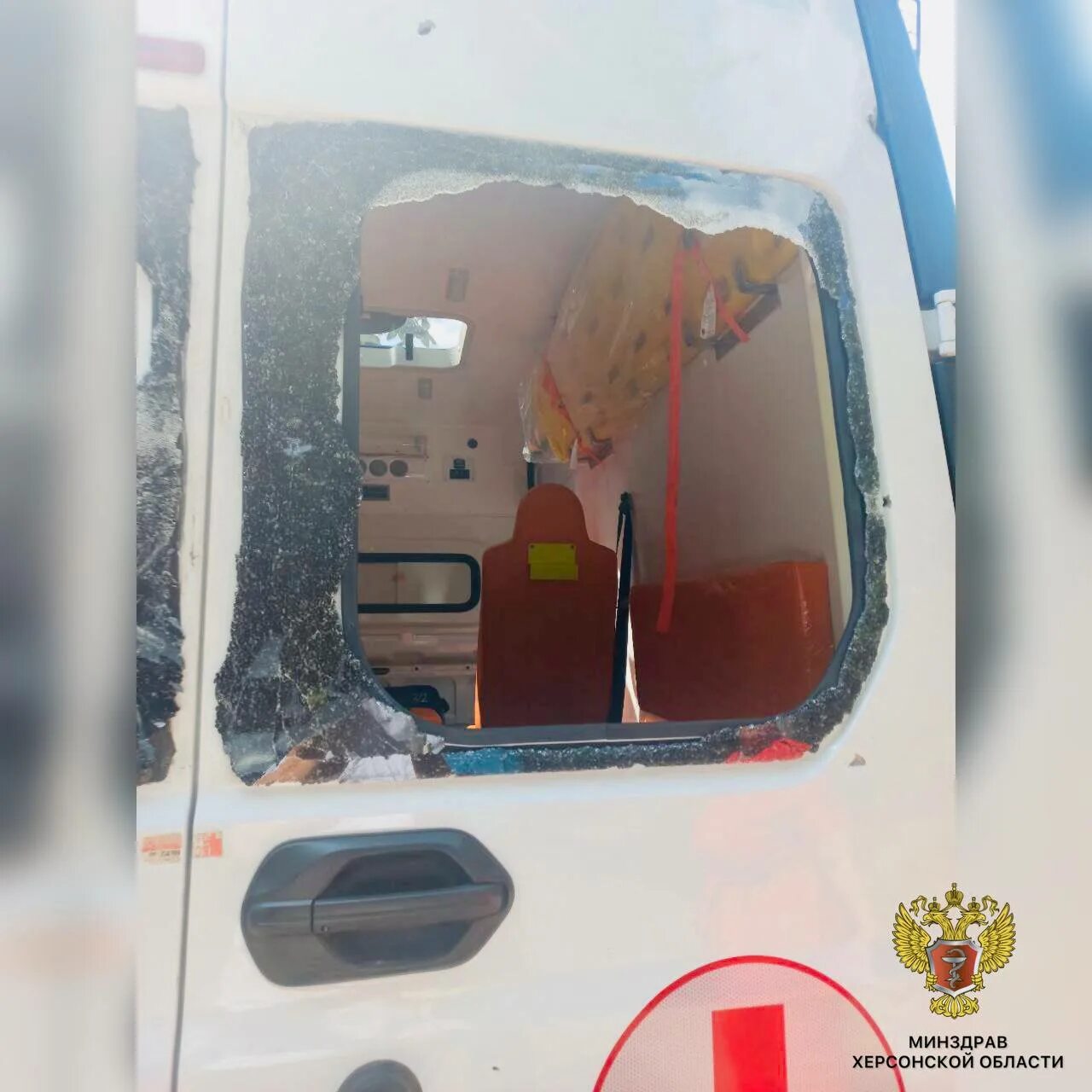 Автомобиль попавший под обстрел у кельнского собора. Обстрел переправы. Камаз попавший под обстрел. Машина попала под обстрел. Машина попала под обстрел.
