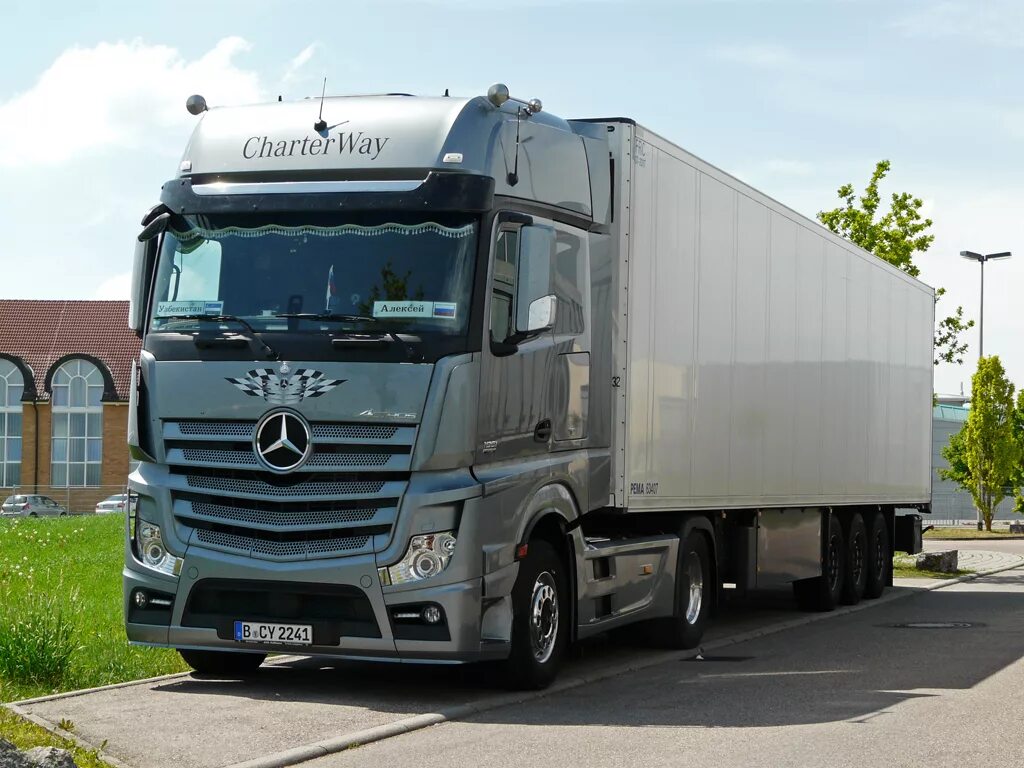 Mercedes benz actros 2022. Мерседес полуприцеп. Мерседес полуприцеп. Мерседес актрос 1845 с полуприцепом. Мерседес аксор 1840 с полуприцепом.