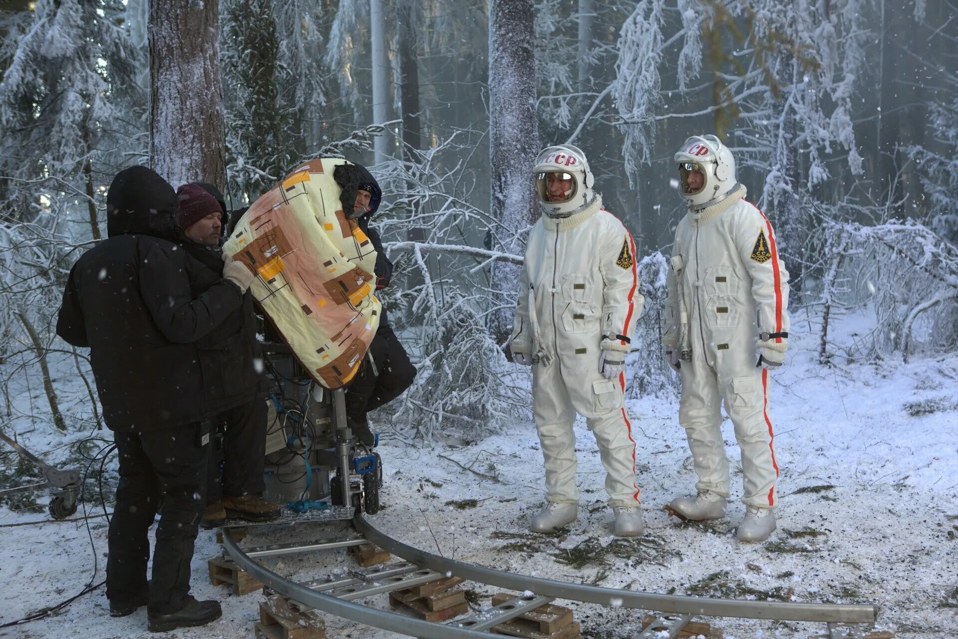 Фильм о Леонове в космосе. Время первых фильм. Фильм про полет Леонова и Беляева. Леонов и Беляев приземлились в тайге.