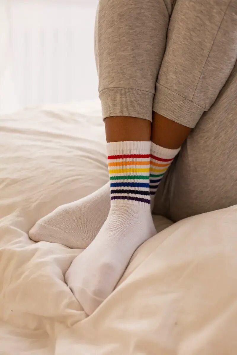 Бежевые брюки с цветными носками. Streetwear Socks catalogue photo. Wearing socks